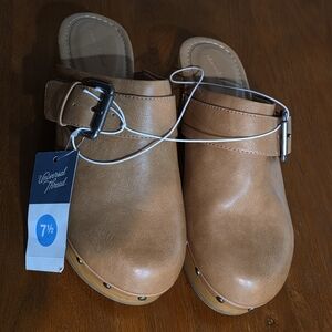 Universal Thread Women's Tan/Faye Clog Heels Memory Foam